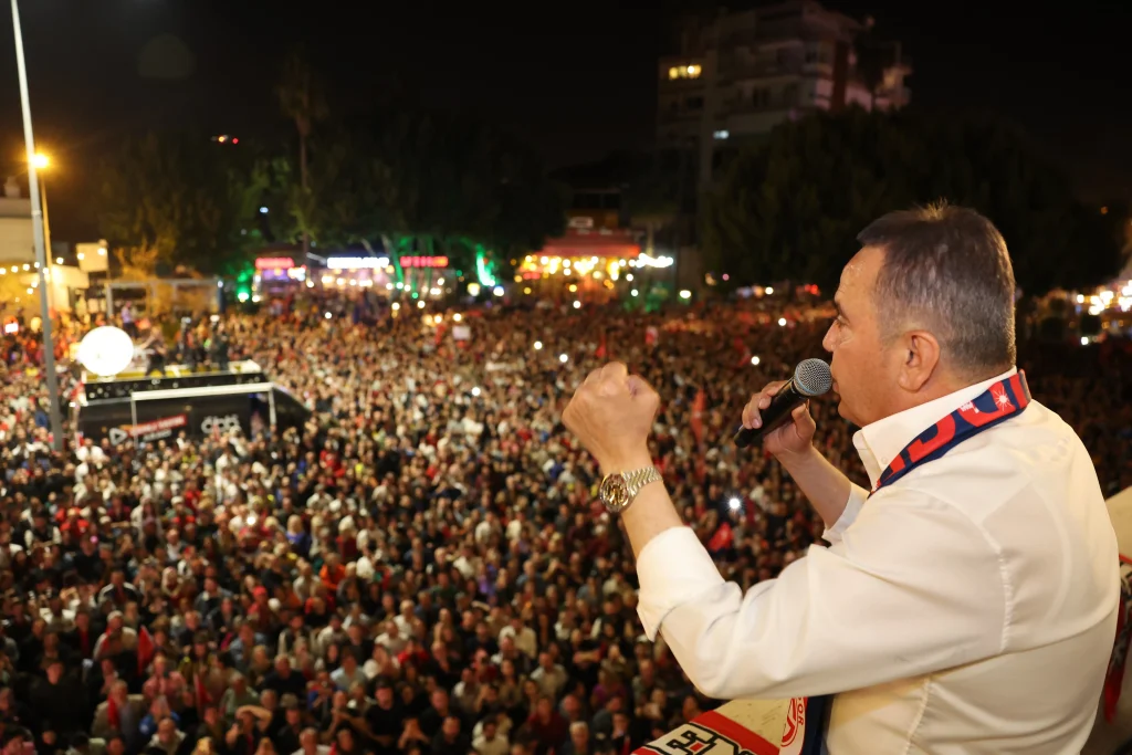 Başkan Böcek: “Hepinizin Başkanıyım” - Mega TV Baskan Muhittin Bocek kazandi 33 - Mega TV