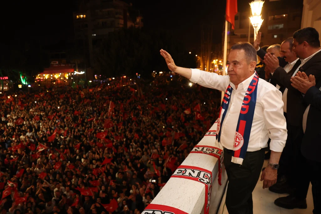 Başkan Böcek: “Hepinizin Başkanıyım” - Mega TV Baskan Muhittin Bocek kazandi 41 - Mega TV