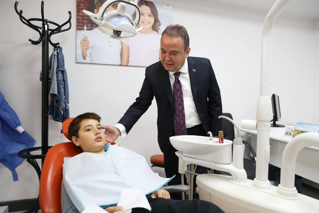 Antalya Büyükşehir Belediyesi vatandaşa dokunuyor - Mega TV Baskan bocek saglik merkezi ziyareti 2 min - Mega TV