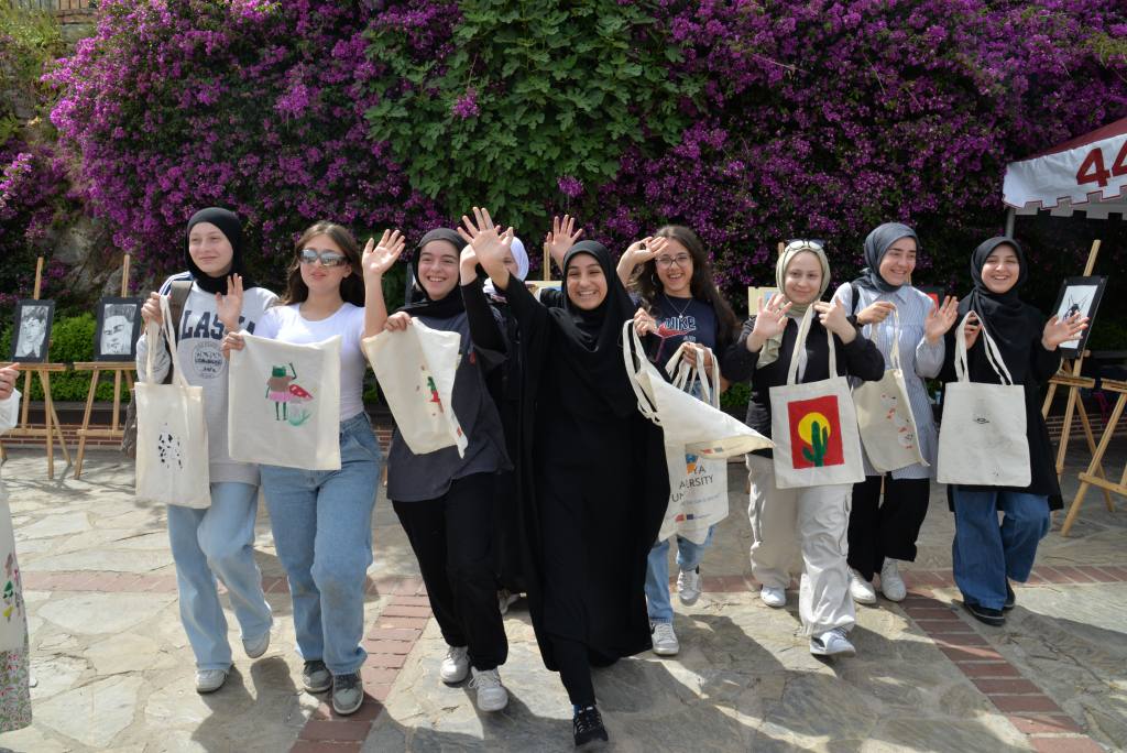 Alanya Üniversitesi İletişim ve Tasarım Festivali Kapanışında Renkli Anlar - Mega TV DSC 3456 1 - Mega TV