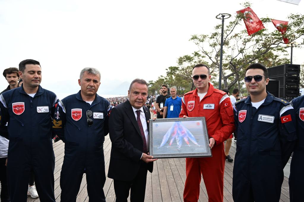 Türk Yıldızları Büyüledi - Mega TV DSC 4188 - Mega TV