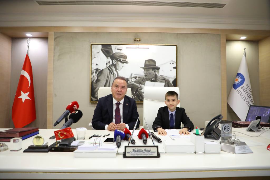 Muhittin Bocek Koltugunu Cocuk Baskana Devretti 4 1 - Mega TV