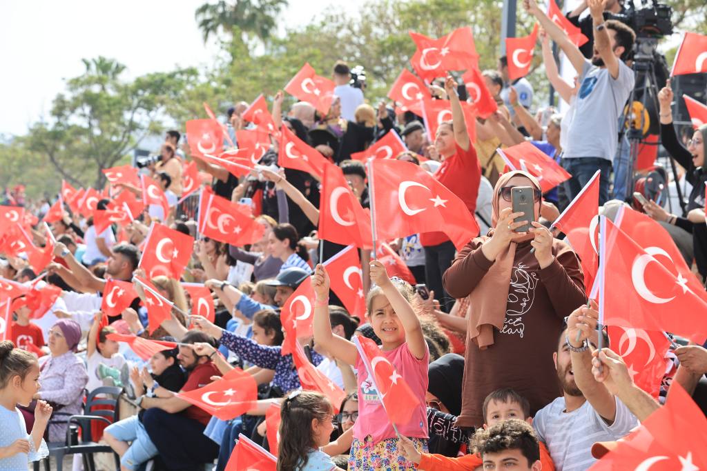 Türk Yıldızları Büyüledi - Mega TV OMER0470 - Mega TV
