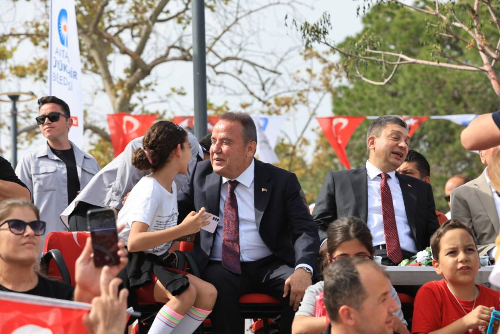 Türk Yıldızları Büyüledi - Mega TV OMER0516 - Mega TV