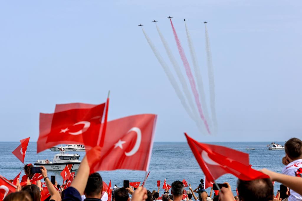 Türk Yıldızları Büyüledi - Mega TV OMER0615 - Mega TV
