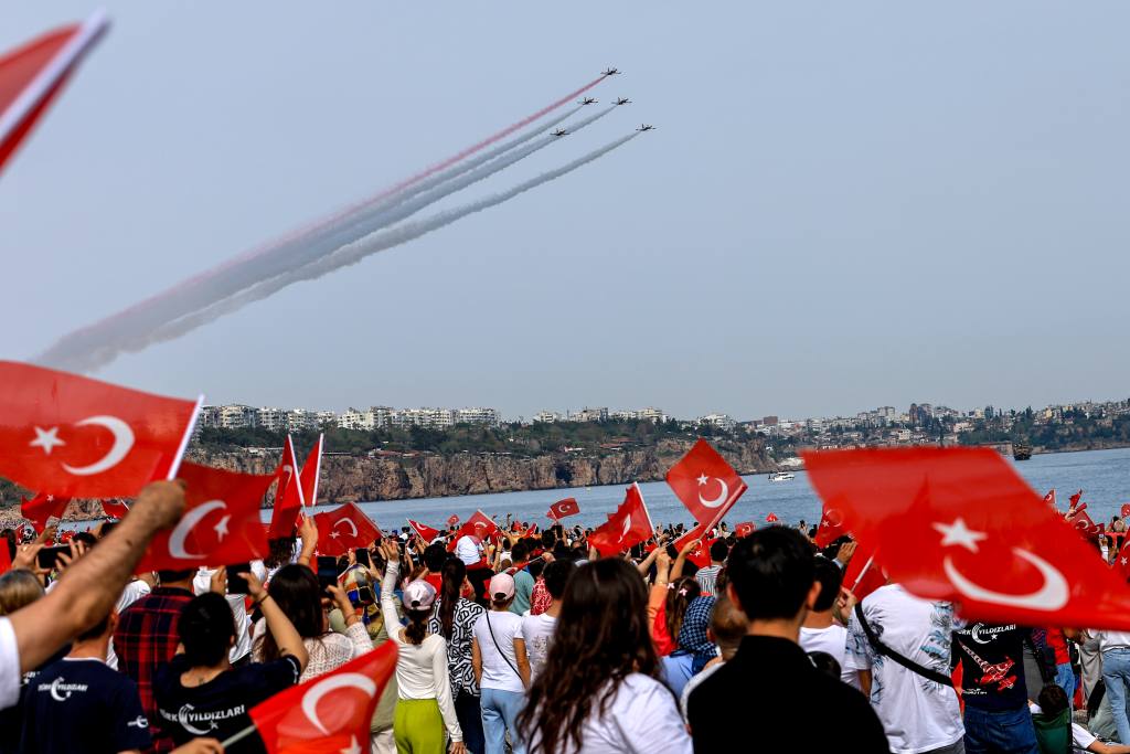 Türk Yıldızları Büyüledi - Mega TV OMER0694 - Mega TV