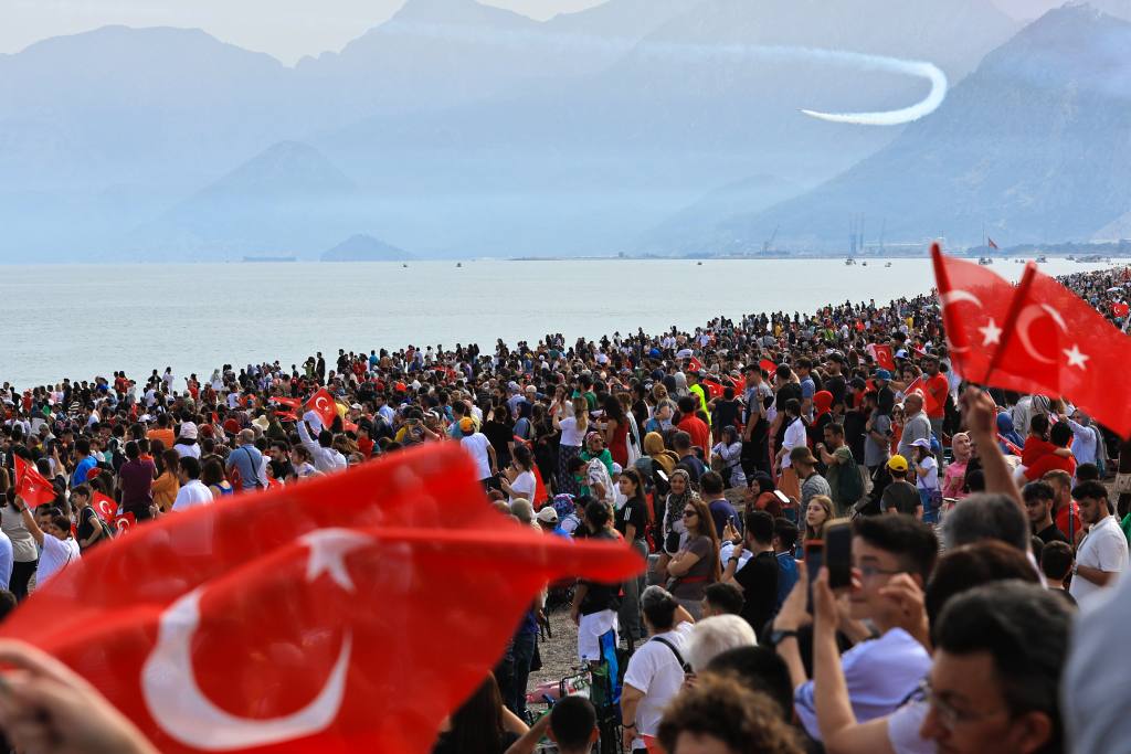Türk Yıldızları Büyüledi - Mega TV OMER1292 - Mega TV