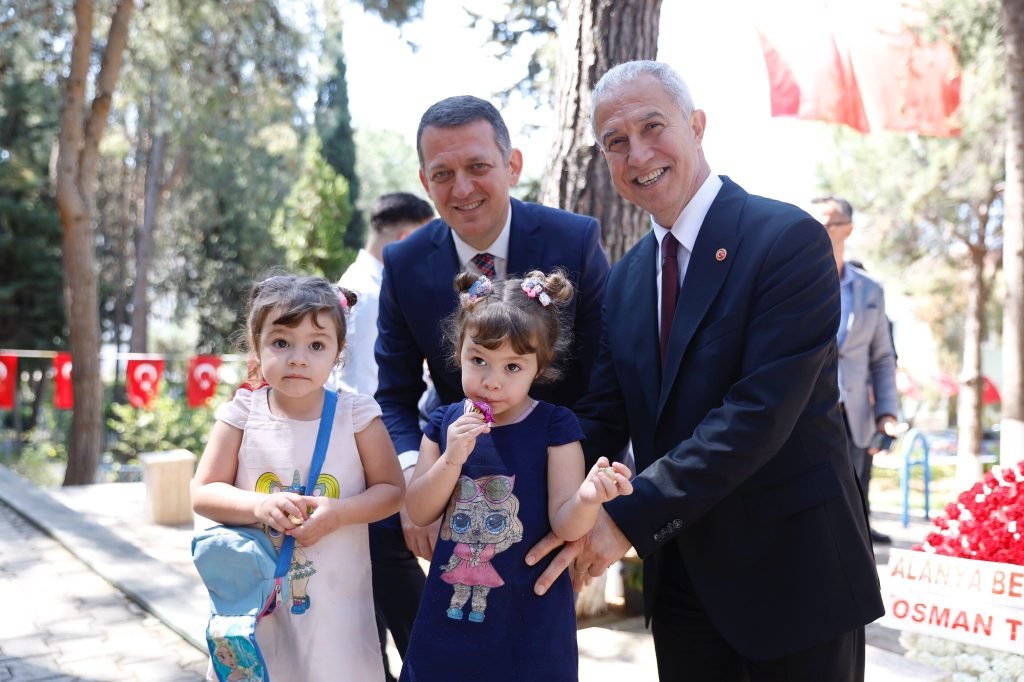 Özçelik, protokol üyeleri ve halkla bayramlaştı - Mega TV WhatsApp Gorsel 2024 04 10 saat 14.37.41 9896ddc2 - Mega TV