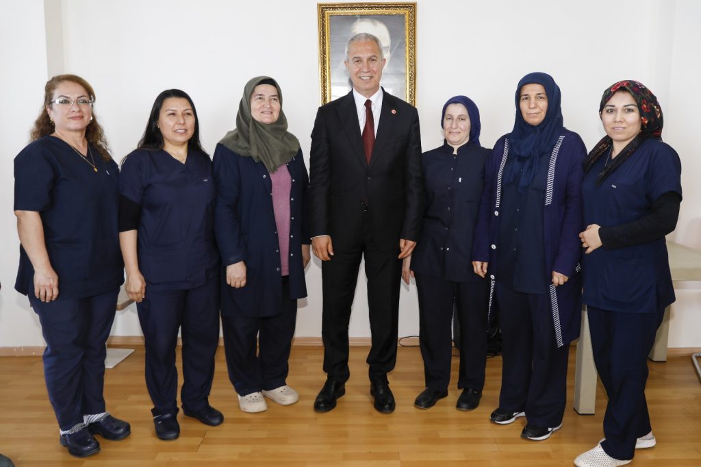 Özçelik, protokol üyeleri ve halkla bayramlaştı - Mega TV WhatsApp Gorsel 2024 04 10 saat 14.38.11 19344fdc - Mega TV