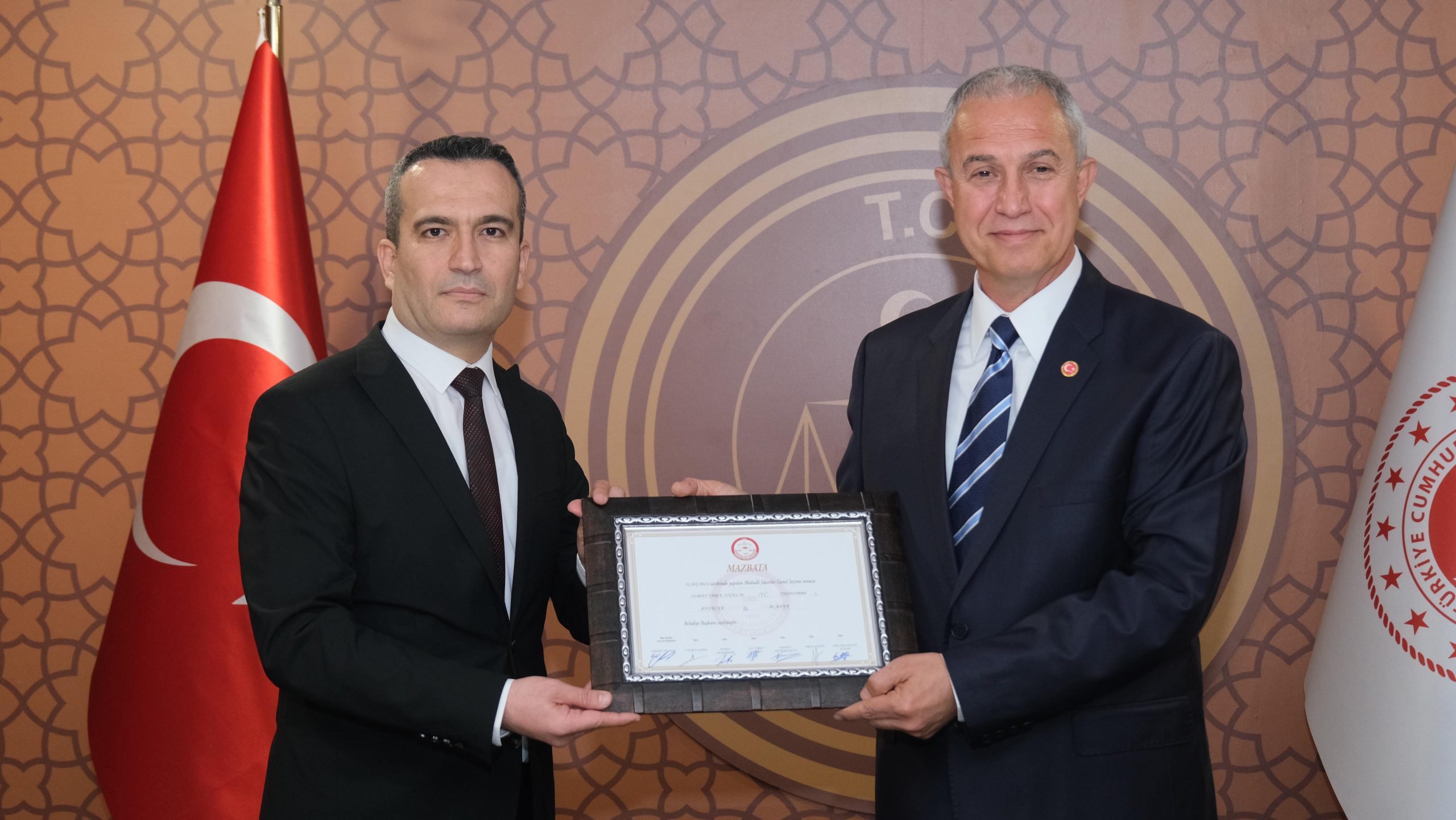 Özçelik, mazbatasını aldı