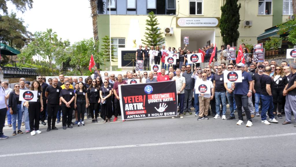 Öğretmenler, Eğitimde Şiddete Karşı İş Bırakma Eylemi Gerçekleştirdi - Mega TV DSF8591 1 - Mega TV