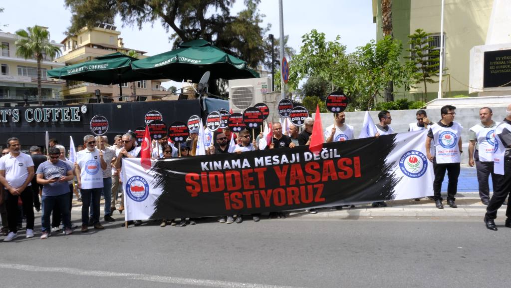Öğretmenler, Eğitimde Şiddete Karşı İş Bırakma Eylemi Gerçekleştirdi - Mega TV DSF8613 - Mega TV