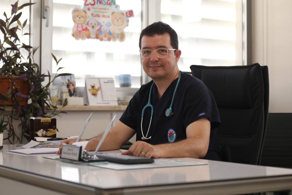 Elmalı Dr. Demir uyardı: “Çocuklarınızı güneş ışınlarından koruyun” - Mega TV Dr. Demir uyardi Cocuklarinizi gunes isinlarindan koruyun 2 min - Mega TV