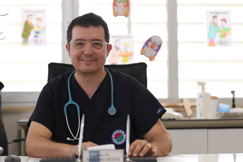 Elmalı Dr. Demir uyardı: “Çocuklarınızı güneş ışınlarından koruyun” - Mega TV Dr. Demir uyardi Cocuklarinizi gunes isinlarindan koruyun 3 min - Mega TV