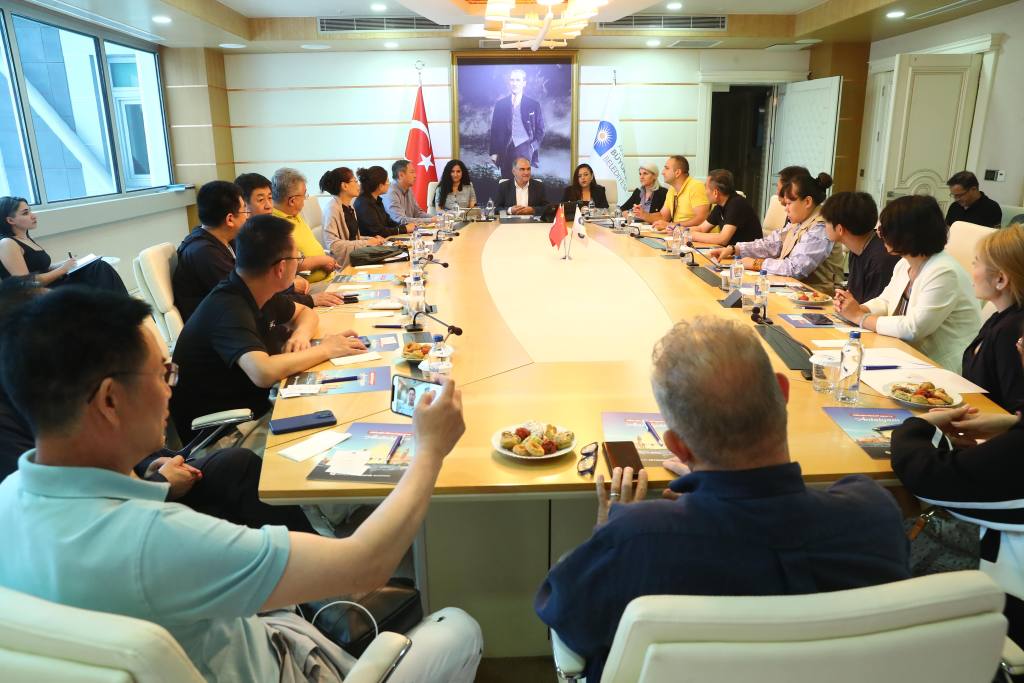 Çin heyetinden Antalya Büyükşehir Belediyesi'ne ziyaret - Mega TV Tur Operatorlerinden Ziyaret 3 min - Mega TV