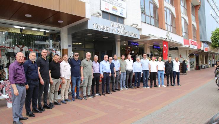 Başkan Erdem Cuma Pazarı Esnafını Ziyaret Etti