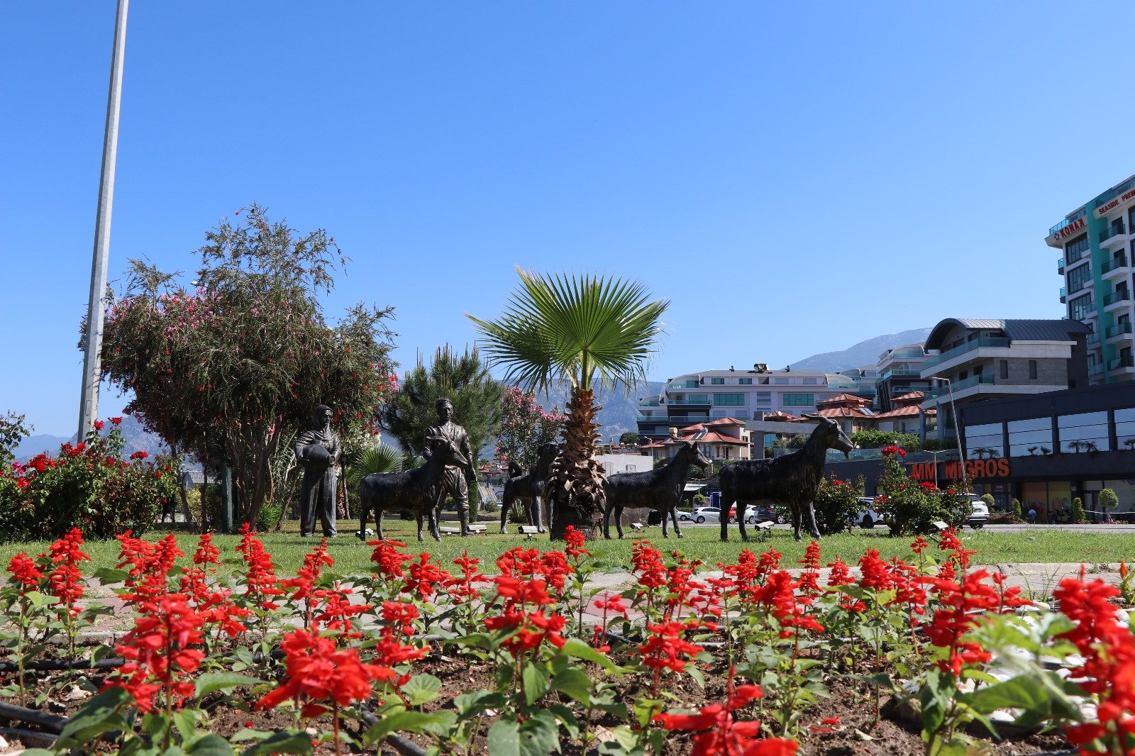 Alanya Belediyesi Kenti Çiçek Bahçesine Dönüştürüyor