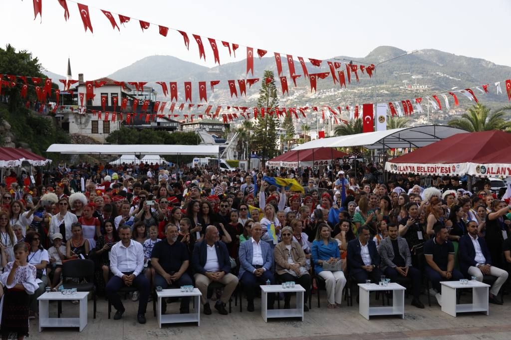 Gençlik festivalinde yöresel dans coşkusu - Mega TV WhatsApp Image 2024 05 19 at 08.48.04 3 - Mega TV