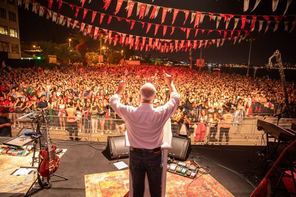 Alanya Belediyesi'nden Yüzyüzeyken konuşuruz konseri ile muhteşem 19 mayıs kutlaması - Mega TV WhatsApp Image 2024 05 20 at 08.08.55 1 - Mega TV