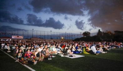 Alanya Belediyesi Üniversitesi öğrencilerini açık hava sinemasında buluşturdu