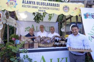 Başkan Özçelik tescilli fıstıklı limonatayı tanıttı - Mega TV WhatsApp Image 2024 05 25 at 18.44.06 - Mega TV