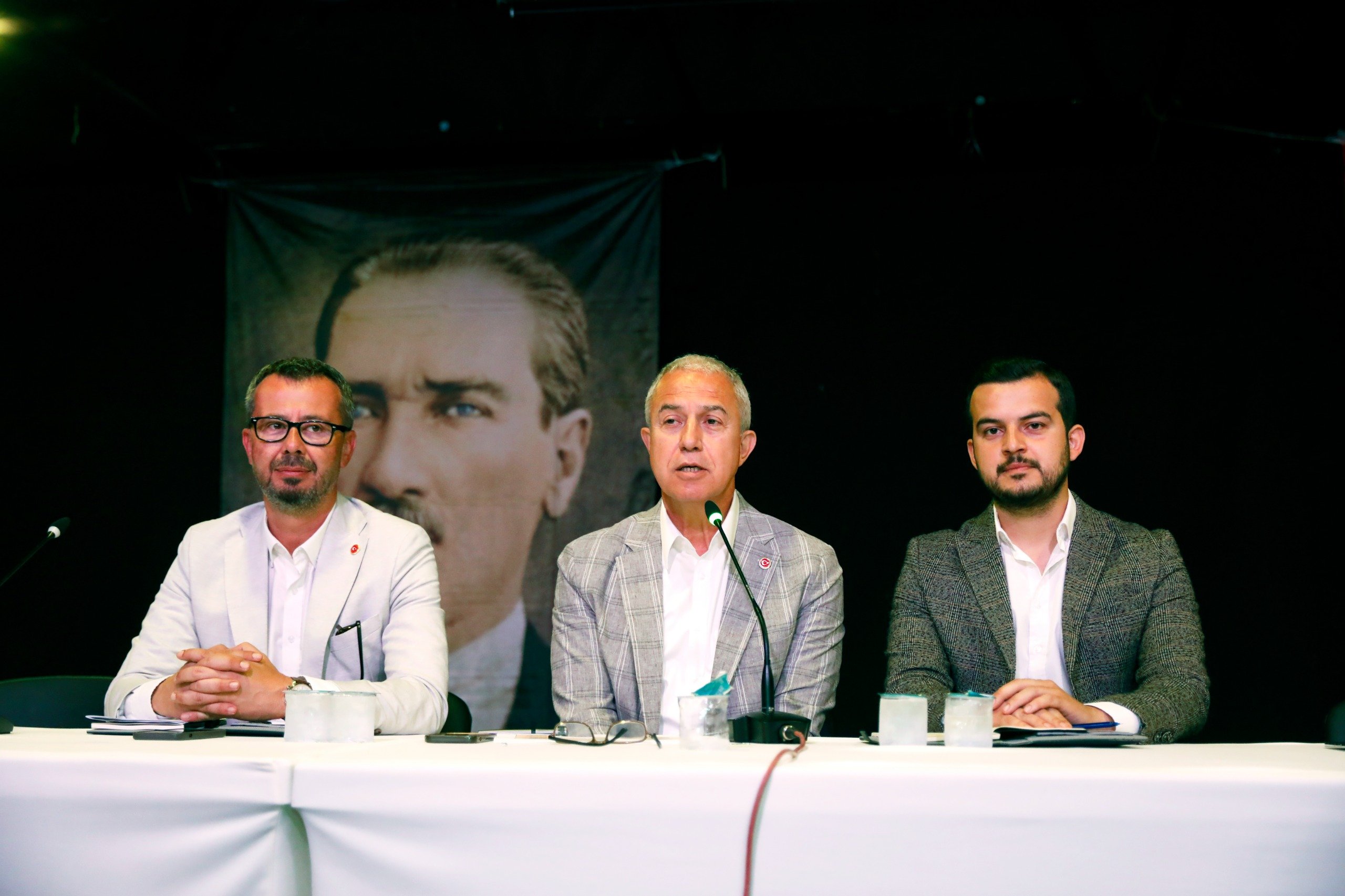 Başkan Özçelik muhtarlarla bir araya geldi