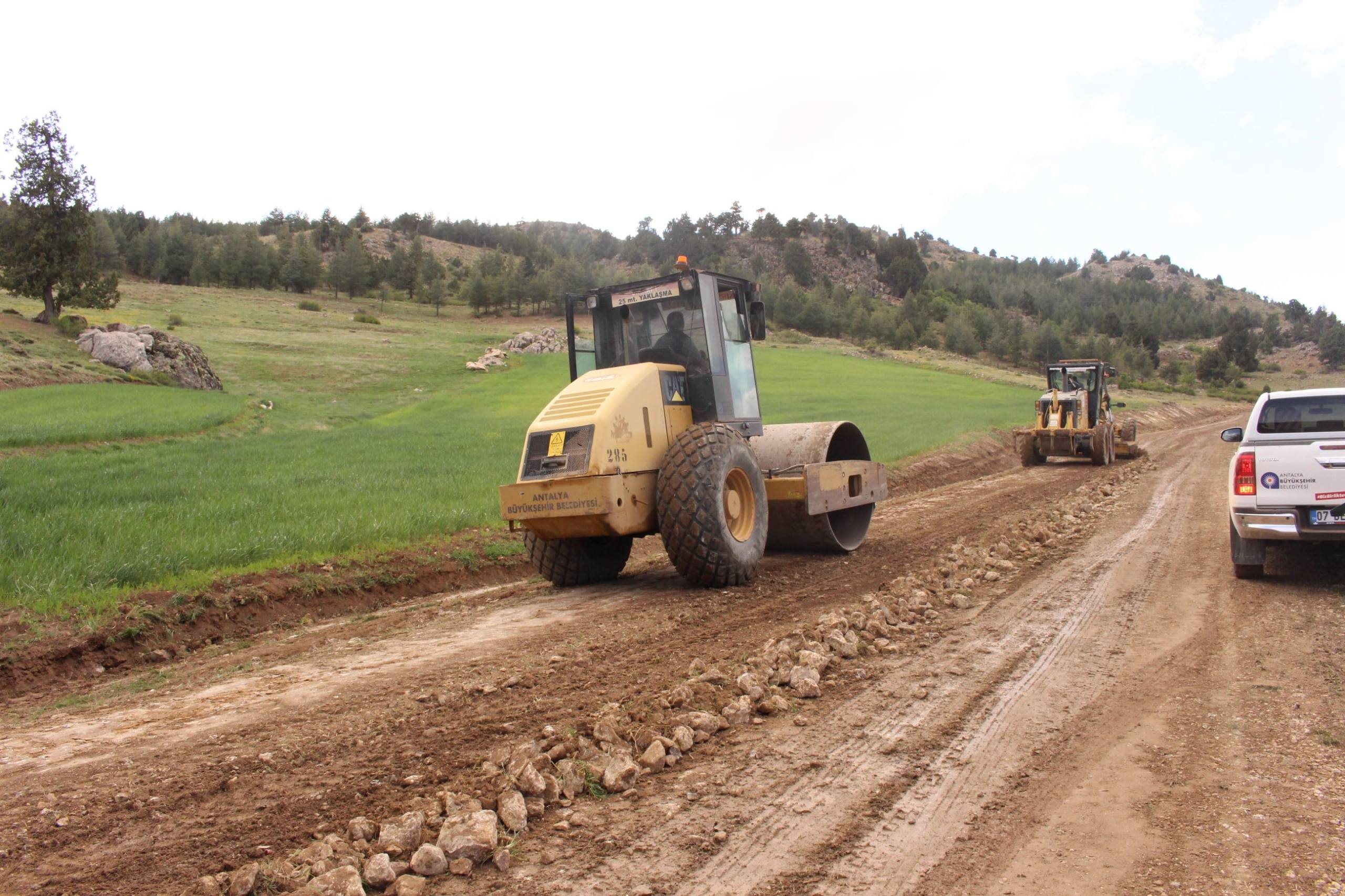 Elmalı Yuva yayla yolu yenileniyor - Mega TV elmalı yuva yayla yolu çalışması (3)-min (1)