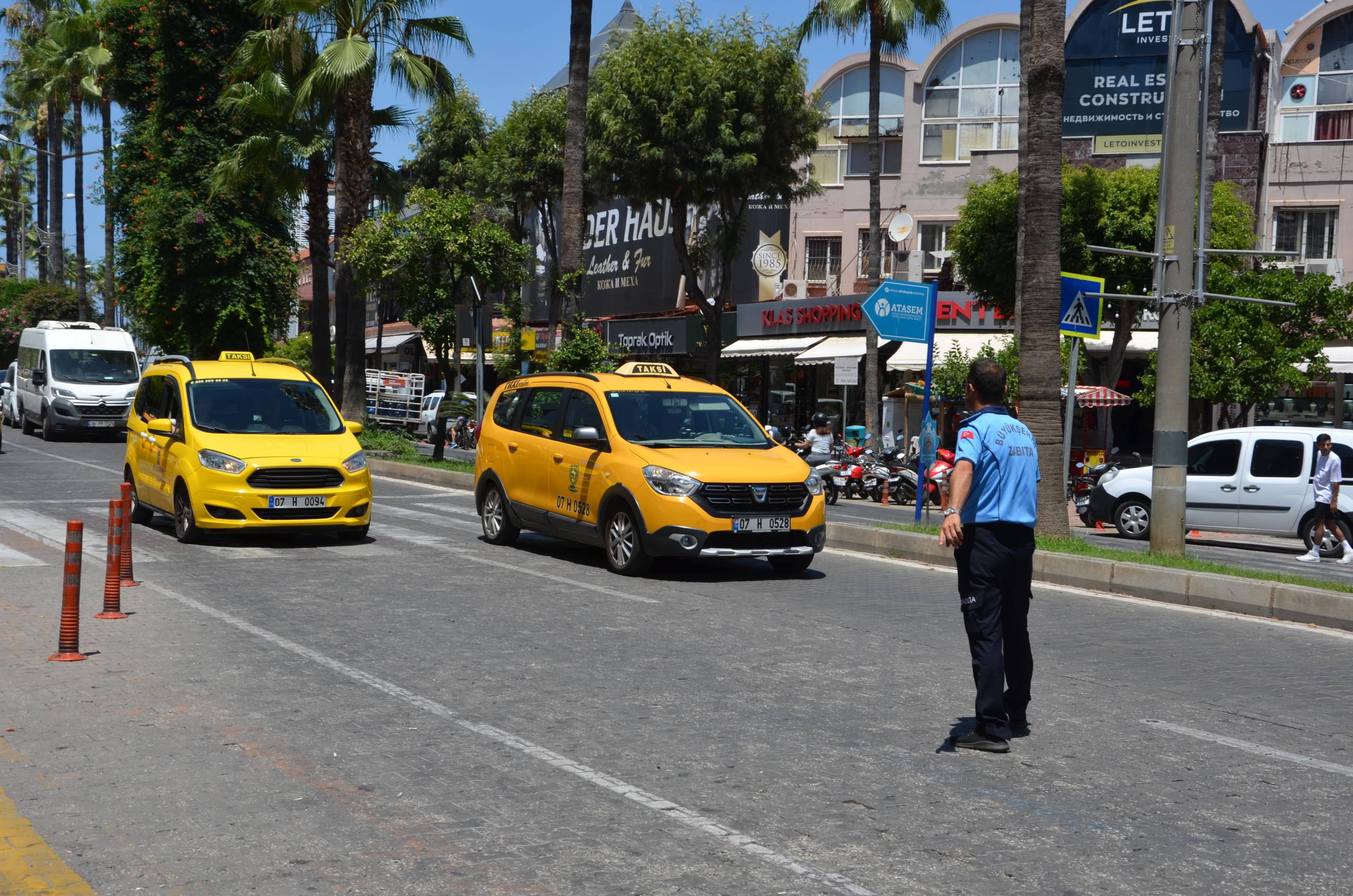 Alanya’da halk otobüsleri ve taksiler denetlendi - Mega TV OTOBÜS VE TAKSİ DENETİMİ (7)-min