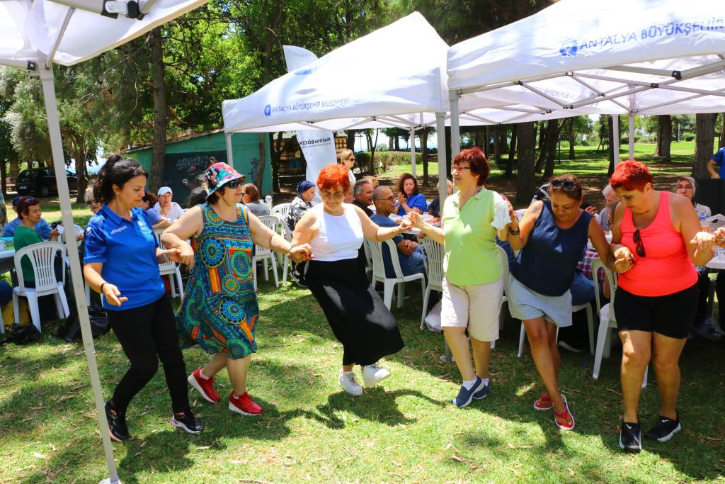Parkinson Hastaları Piknikte Buluştu - Mega TV Parkinson Hastalarina Moral Piknigi 21 min - Mega TV