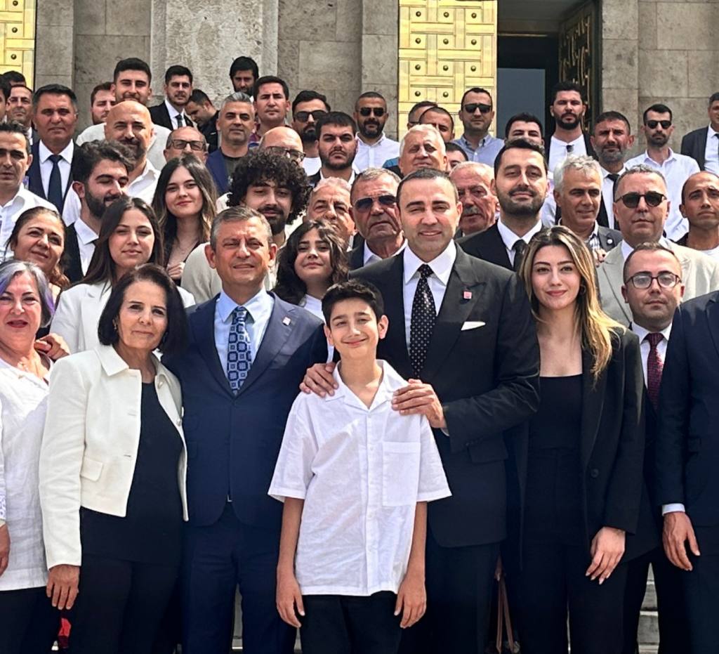 Kaya’dan Özgür Özelle Aile Pozu - Mega TV WhatsApp Image 2024 06 04 at 15.42.37 - Mega TV