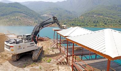 Mutlak koruma altındaki ruhsatsız 34 çardak ve betonarme inşaat yıkıldı