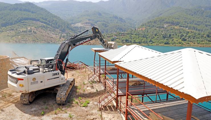 Mutlak koruma altındaki ruhsatsız 34 çardak ve betonarme inşaat yıkıldı