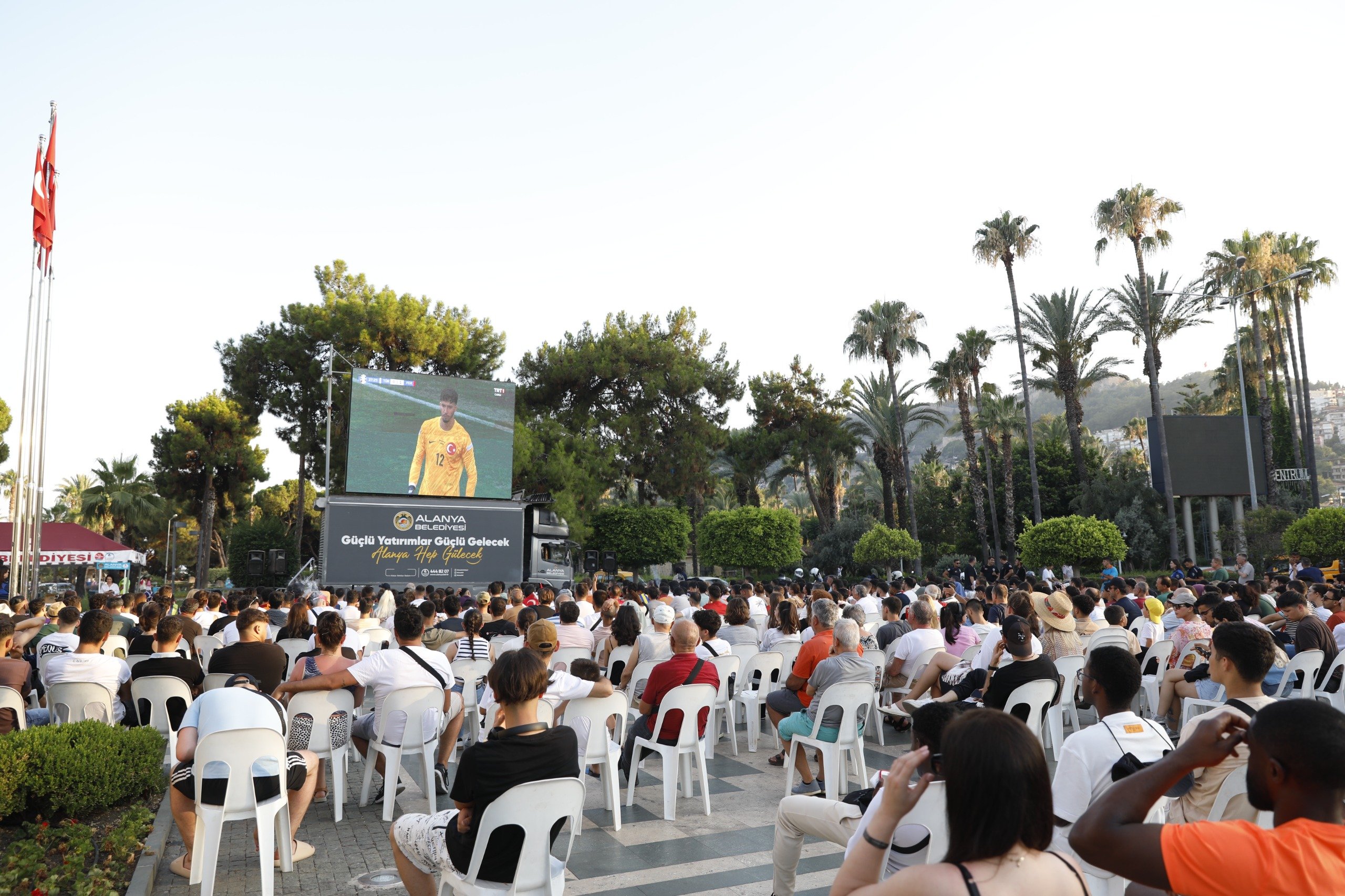 Alanya Belediyesi’nden milli maça dev ekranlı destek