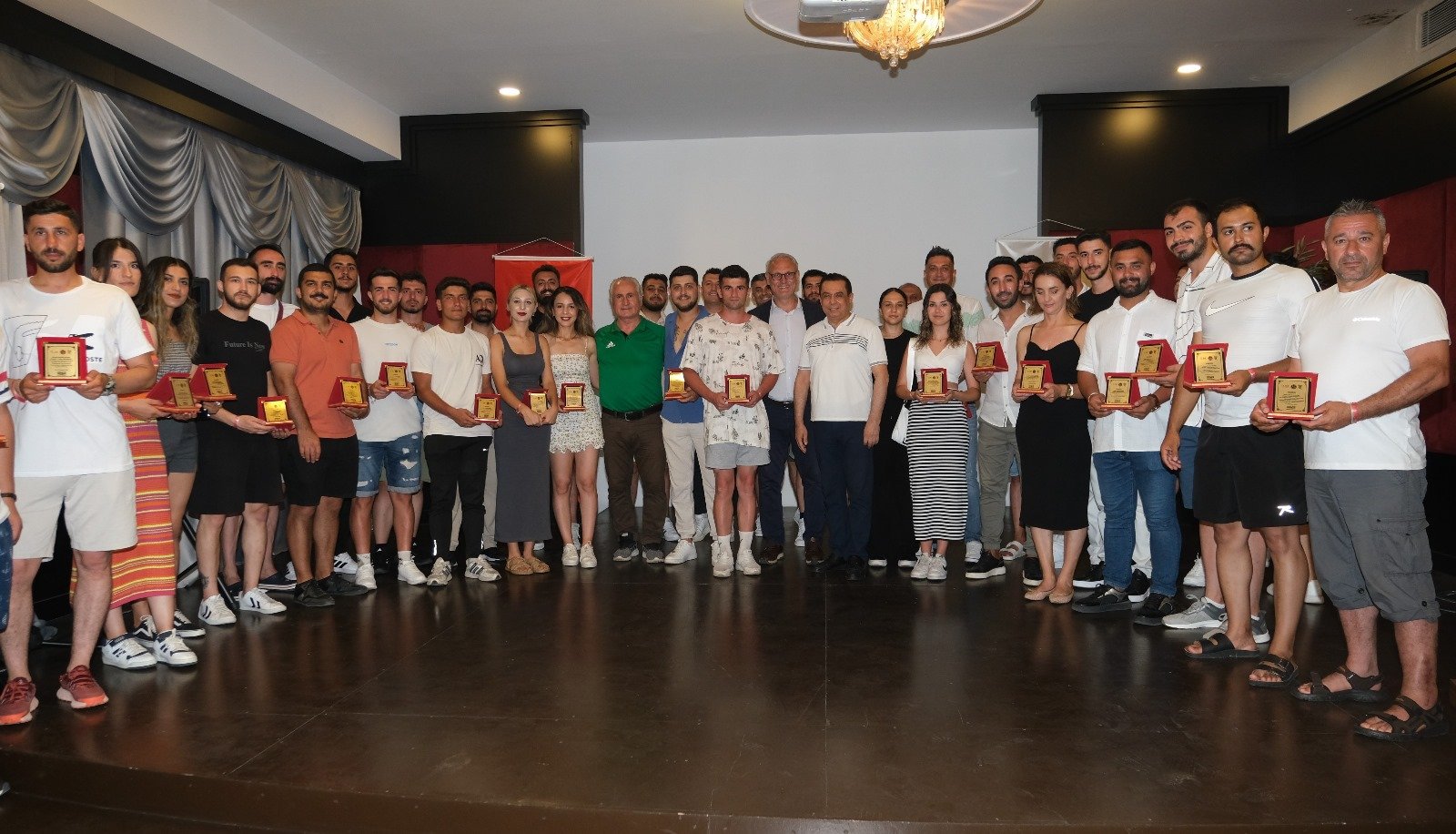 Alanya hentbol şenliğinde plaketler verildi