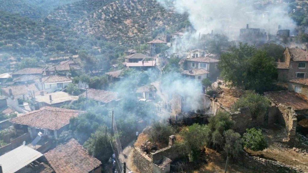 Aydın'ın Bozdoğan ilçesinde yangın:13 ev küle döndü - Mega TV bozdoganda 11i metruk 13 ev yanarak kule dondu - Mega TV