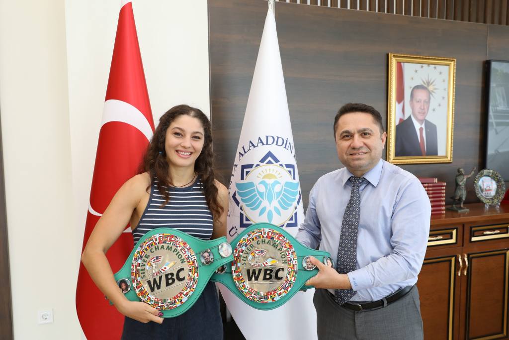 Wbc boks şampiyonundan rektöre ziyaret - Mega TV 5M3A3056 - Mega TV