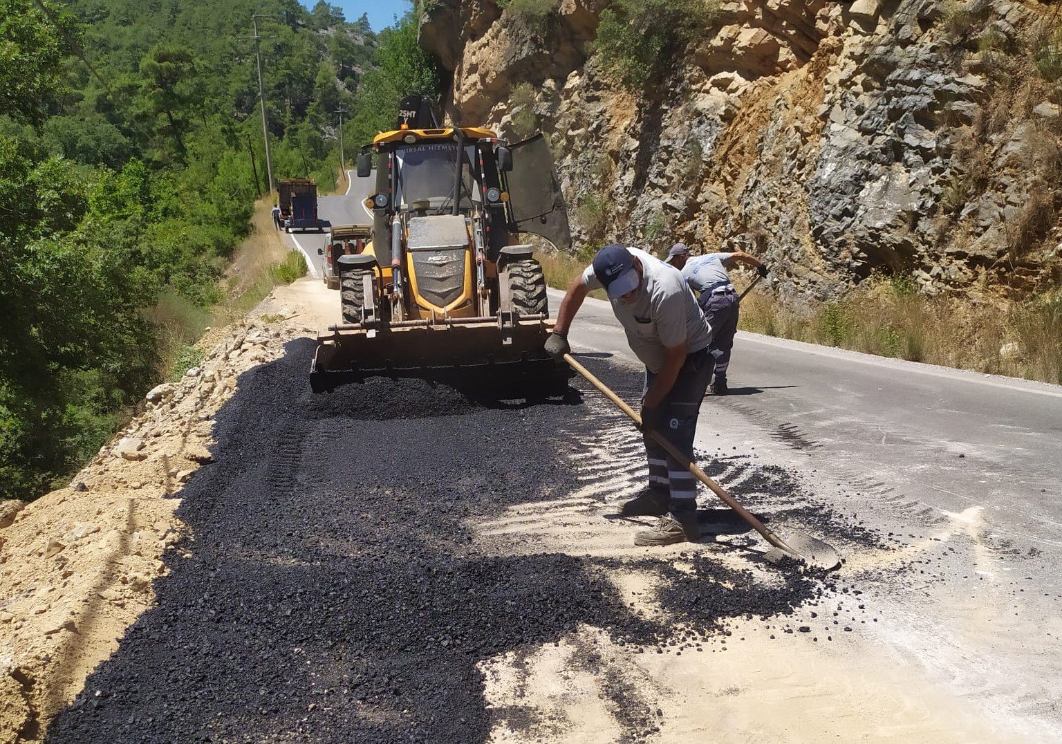 Alanya’nın kırsal yollarında asfalt bakımı