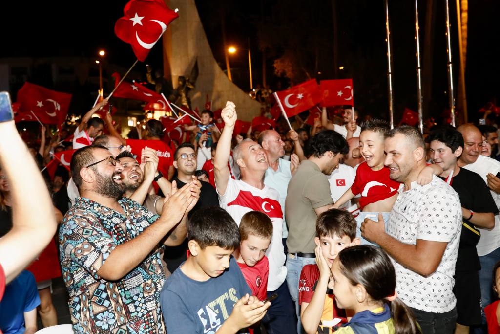 Binlerce Alanya'lı milli maçı tek yürek izledi - Mega TV WhatsApp Image 2024 07 07 at 01.42.38 min - Mega TV