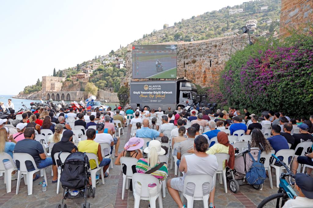 Alanya'da dev ekranda motosiklet yarışı heyecanı - Mega TV WhatsApp Image 2024 07 14 at 18.16.03 - Mega TV