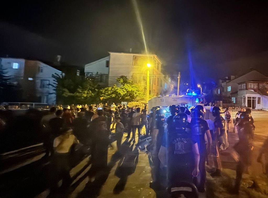 Kayseri'de Taciz İddiası: Mahallede Öfkeli Kalabalık Olay Çıkardı - Mega TV kayseride suriyelilere saldiri - Mega TV