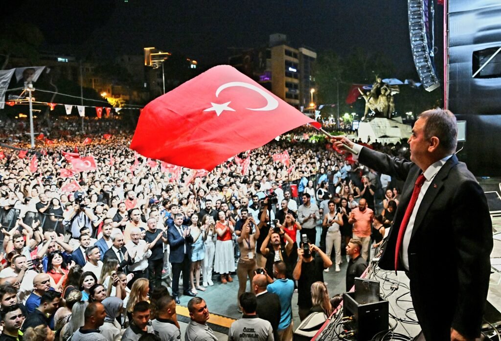 30 Agustos Simge Sagin Ve Dj Mert Aydin Konseri 17 1 - Mega TV