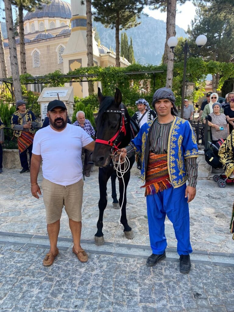 İbradı Ormana'da Üzüm Festivali ve At Yarışlarıyla Bayram Coşkusu - Mega TV WhatsApp Image 2024 08 30 at 16.33.53 - Mega TV