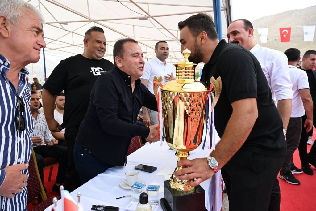 photo 5873221615704198856 y - Mega TV