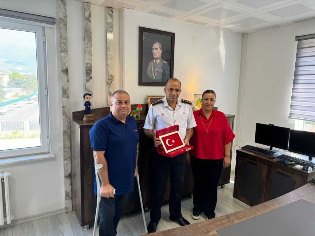 Engelsiz Merkez'den jandarmaya anlamlı ziyaret - Mega TV WhatsApp Image 2024 09 06 at 12.07.33 - Mega TV