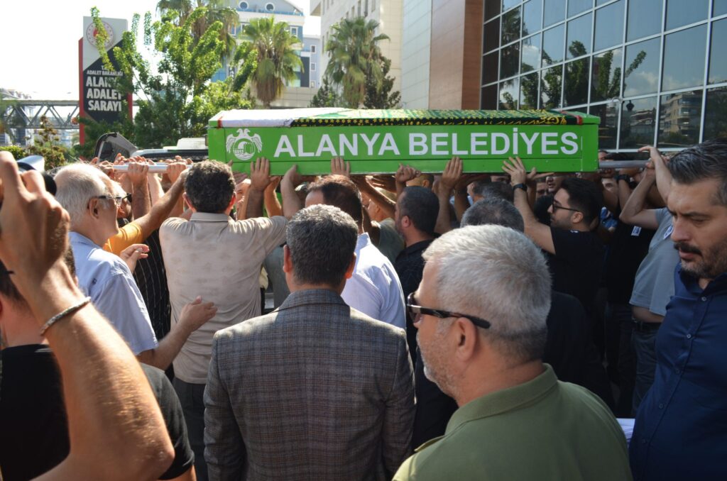 Alanya’nın tanınmış avukatı son yolculuğuna uğurlandı - Mega TV d s c 2561 2048x1356 1 - Mega TV
