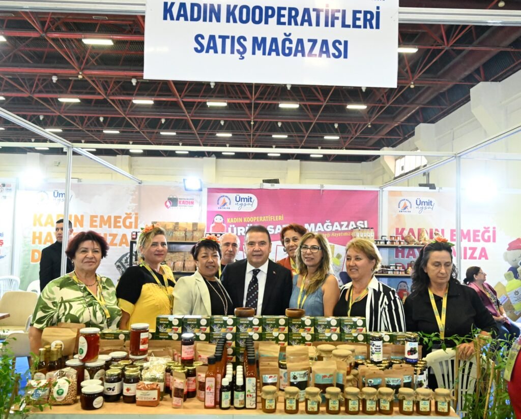 Başkan Böcek'ten çiftçilere destek: var gücümüzle çalışıyoruz - Mega TV Baskan Bocek YOREX Acilis 15 - Mega TV