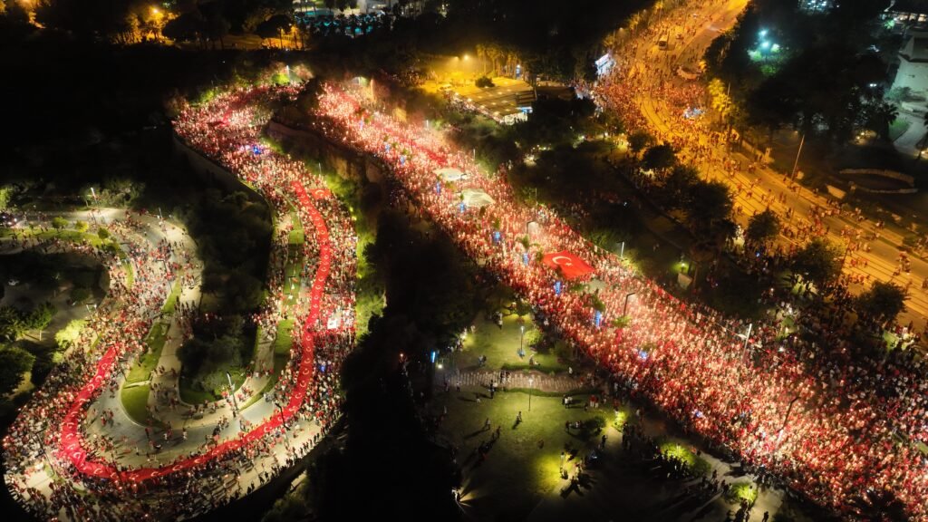 Buyuksehir Belediyesinden Cumhuriyet Bayrami konseri 2 - Mega TV