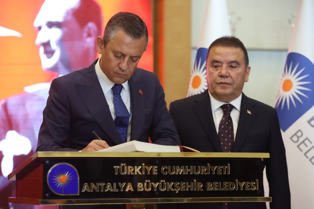 Özel'den, Böcek'e 'Bu başarıyı hak ettiniz' - Mega TV CHP Genel Baskani Ozgur Ozel belediye ziyareti 12 - Mega TV