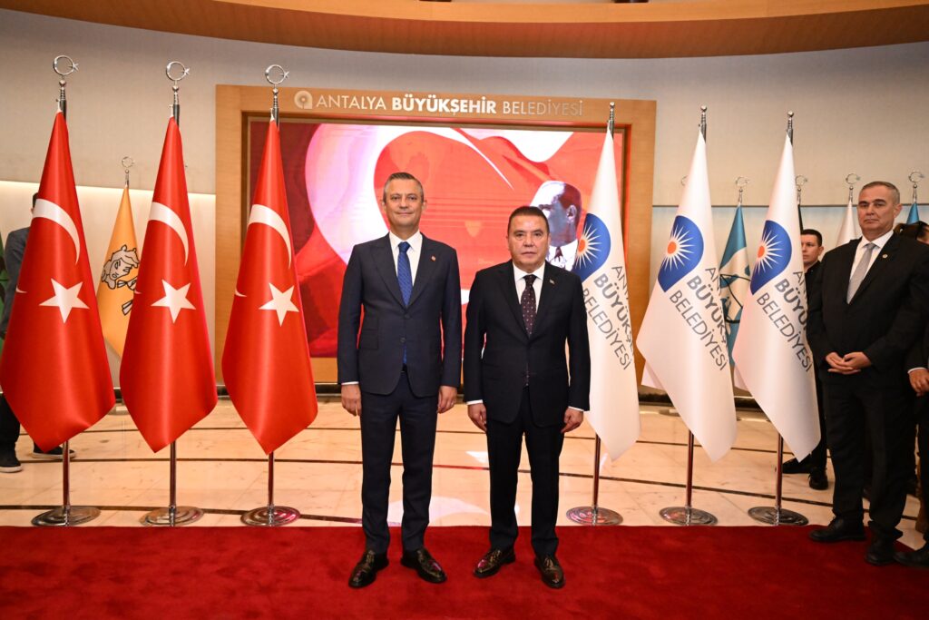 Özel'den, Böcek'e 'Bu başarıyı hak ettiniz' - Mega TV CHP Genel Baskani Ozgur Ozel belediye ziyareti 6 - Mega TV