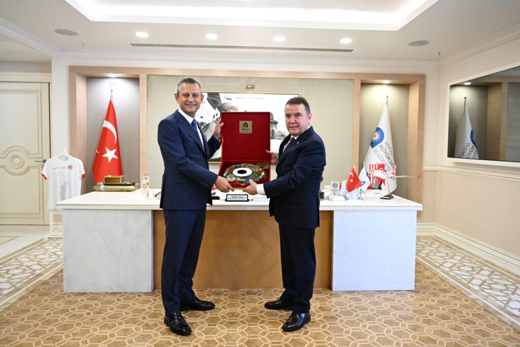 Özel'den, Böcek'e 'Bu başarıyı hak ettiniz' - Mega TV CHP Genel Baskani Ozgur Ozel belediye ziyareti 8 - Mega TV